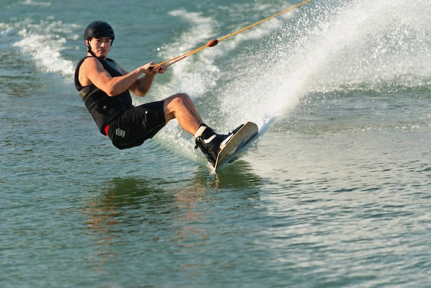 Surface d'eau de coupe du wakeboarder