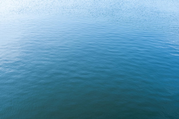 Surface de l'eau, fond de rivière, fond bleu.