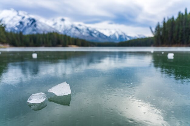 Photo surface de l'eau gelée du lac johnson en hiver parc national banff rockies canadiennes alberta canada