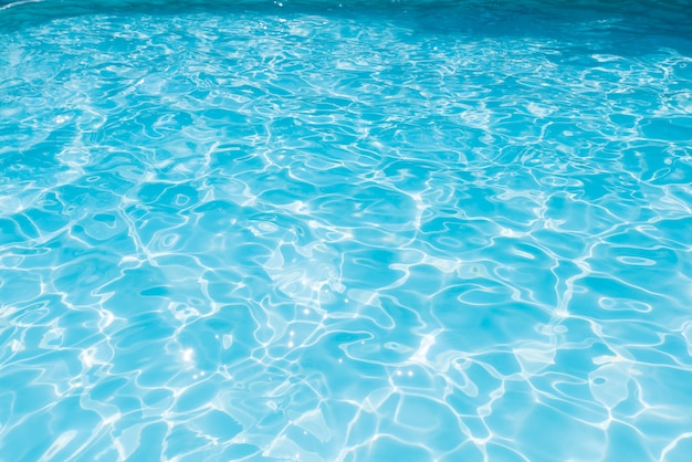 Surface de l'eau de mer bleue et brillante avec protection solaire, eau de piscine