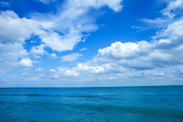 Surface de l'eau de mer bleue sur le ciel