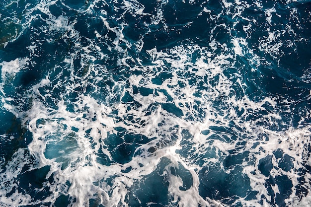 Surface de l'eau de mer bleue avec des vagues