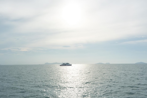 Surface d'eau de mer ensoleillée bleue avec ferry-boat