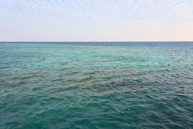 La surface de l'eau de la mer Rouge avec un horizon en arrière-plan