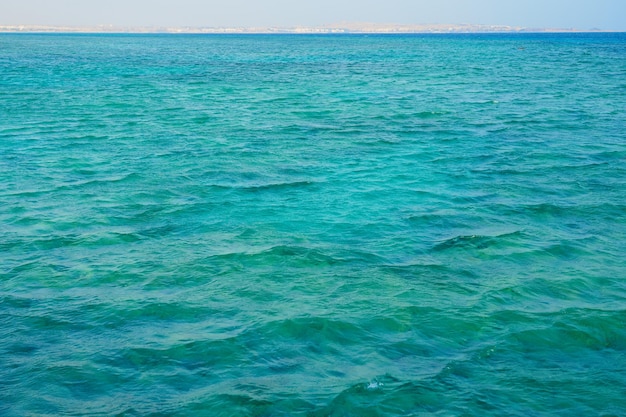 La surface de l'eau de la mer Rouge avec un horizon en arrière-plan