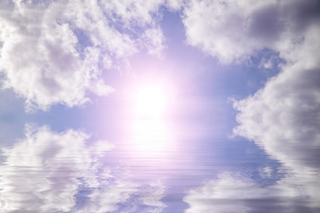 Surface de l'eau de mer avec soleil et nuages