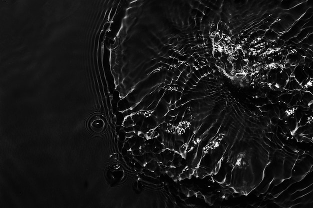 Surface d'eau noire fond abstrait Vagues et ondulations texture de crème hydratante aqua cosmétique avec des bulles