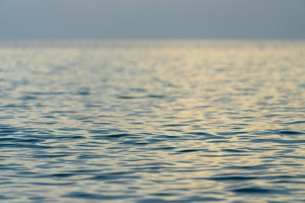 La surface de l'eau de l'océan vague de mer se bouchent avec une vue à faible angle