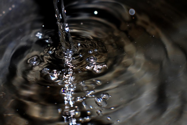 Surface d&#39;eau avec ondulations et chute