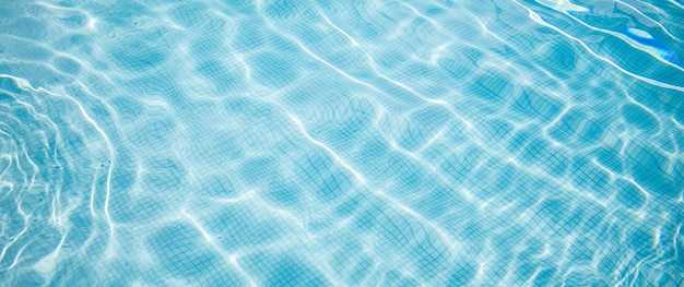 Surface de l'eau ondulée de la piscine