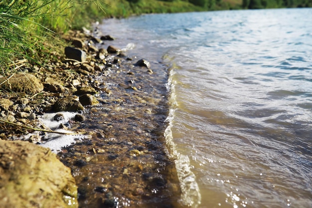 Surface de l'eau La texture de l'eau Vagues sur le lac par temps venteux