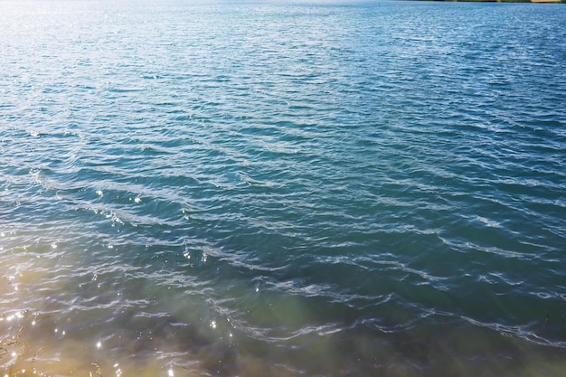 Surface de l'eau La texture de l'eau Vagues sur le lac par temps venteux