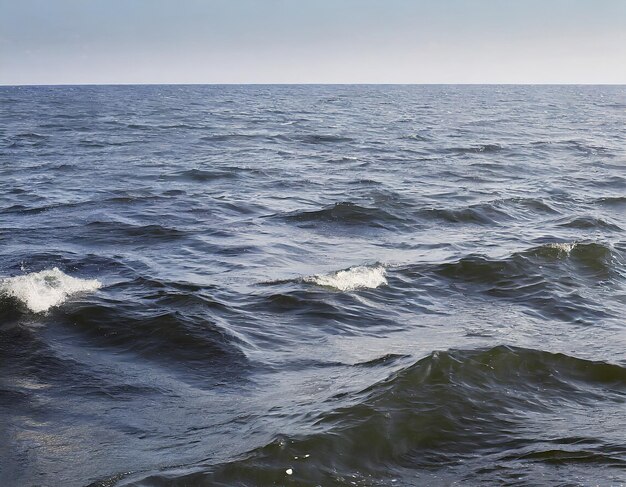 Photo surface d'eau avec des vagues et de la mousse sur la surface de l'eau de la mer