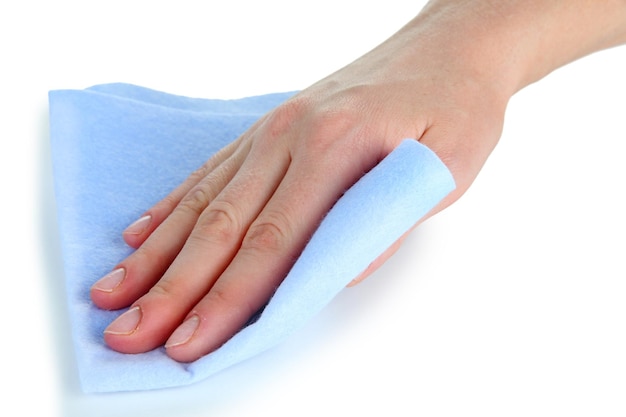 Surface d'essuyage à la main avec un chiffon bleu isolé sur blanc