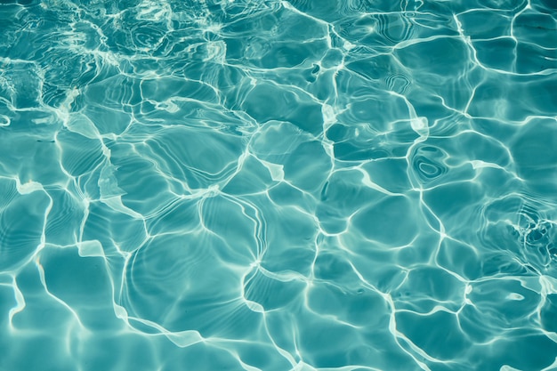 Surface de fond de texture de piscine bleue, eau dans la piscine.