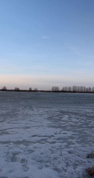 la surface gelée de la rivière pendant la saison hivernale