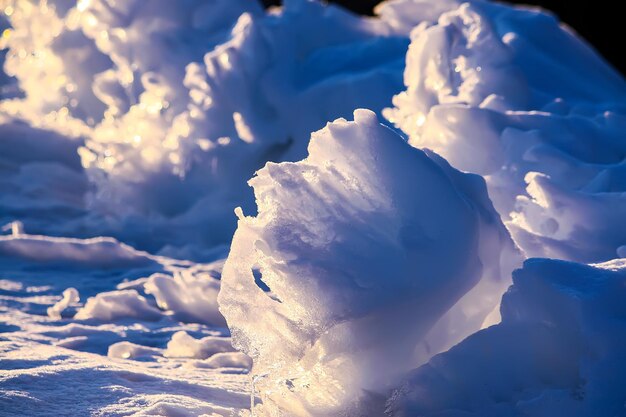 La surface de la glace et de la neige qui fondent à proximité à la lumière du soleil