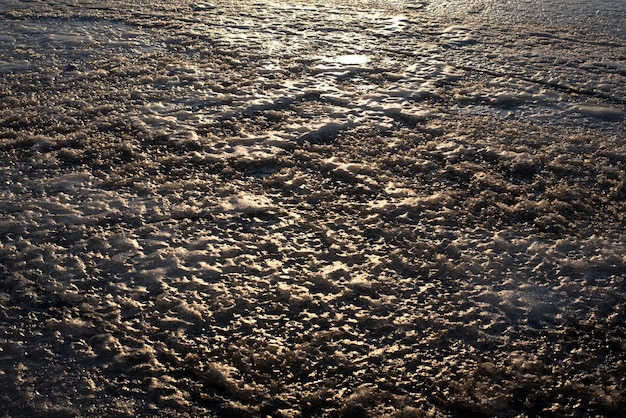 Surface de glace texturée pendant la décongélation