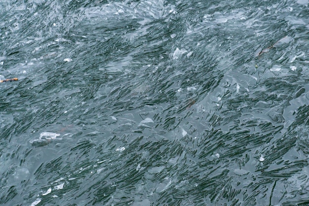 La surface glacée de la rivière en hiver