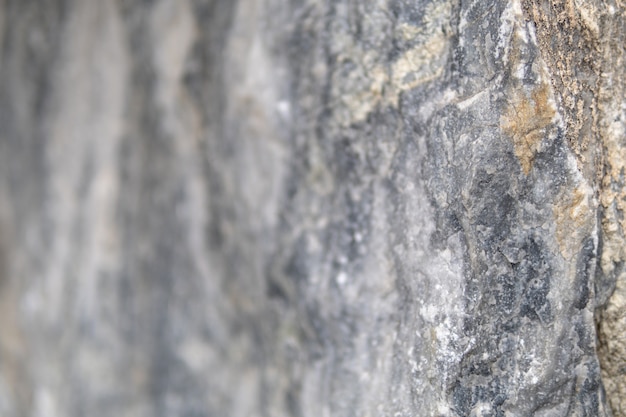 Surface grise en pierre de marbre rayée.