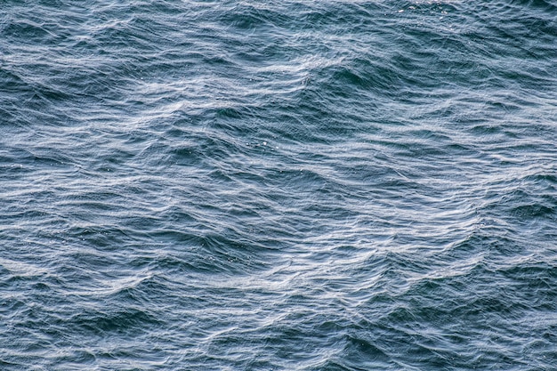 Surface de la mer bleue avec texture de vagues