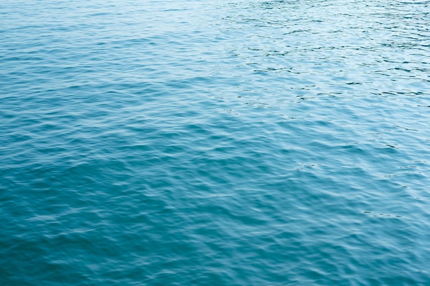 Surface de la mer bleue avec des vagues