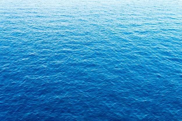 Surface de la mer à motifs bleus bleus, vue de dessus.
