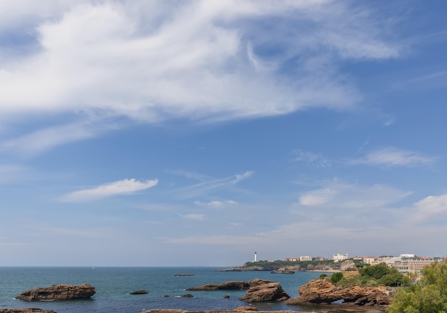 Surface de la mer des rochers du golfe de Gascogne formé par la ligne côtière de Biarritz avec un phare Biarritz