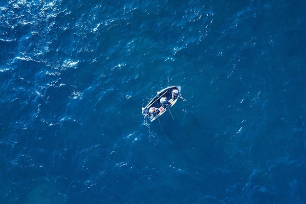 Surface de la mer avec vue aérienne du bateau