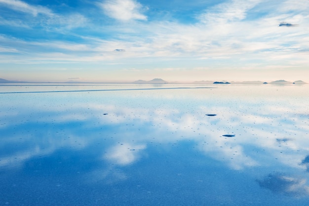 Surface miroir sur le salar Salar de Uyuni, Altiplano, Bolivie