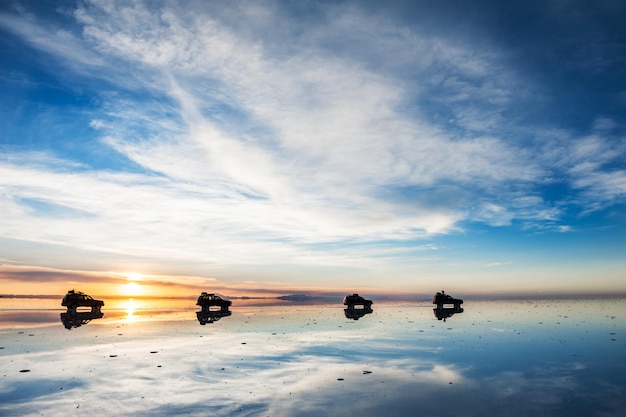 Surface miroir sur le salar de Uyuni au lever du soleil, Altiplano, Bolivie