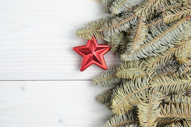 Surface à motifs en bois blanc de Noël avec des branches d'arbres de Noël et des jouets