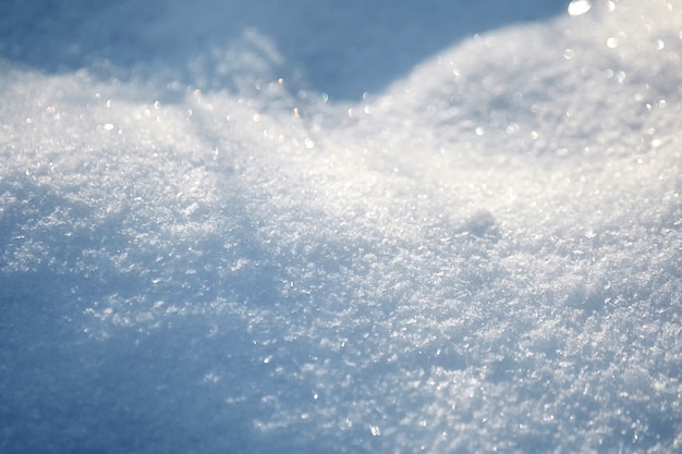 Surface de neige. Arrière-plan flou d'hiver