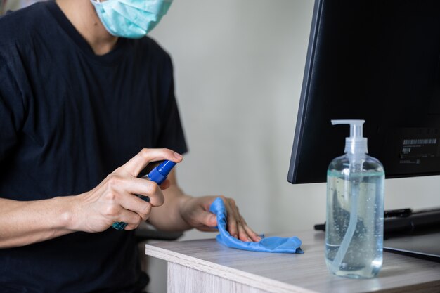 Surface de nettoyage de l'homme à la maison