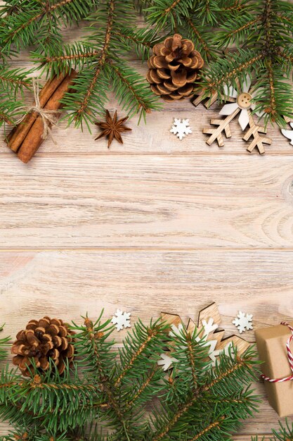 Surface de Noël avec sapin et coffret cadeau sur une table en bois.