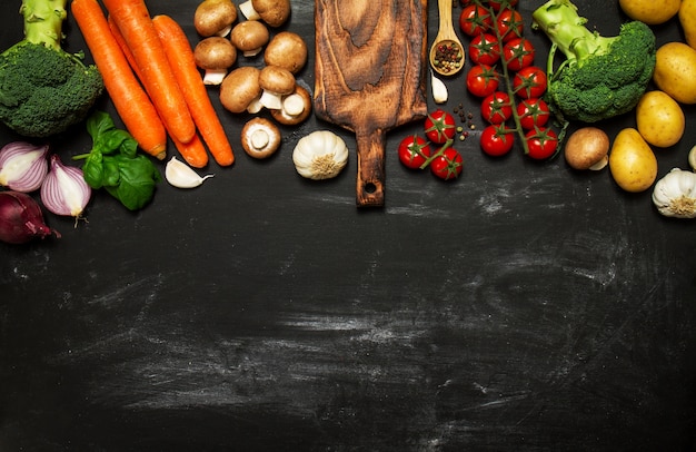 surface noire avec des légumes