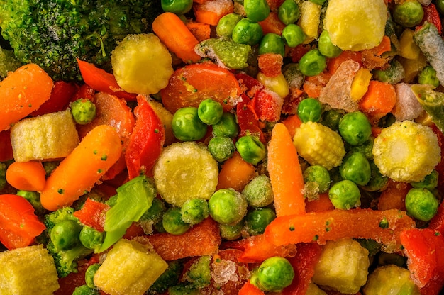 Surface de la nourriture à partir d'un mélange de légumes surgelés maïs poivron rouge pois carottes brocoli tomates