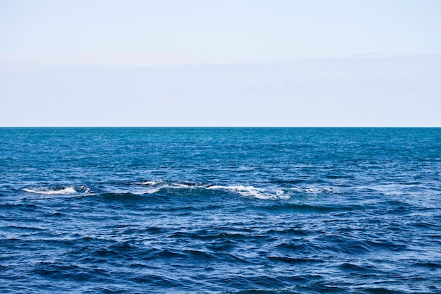 Surface ondulante de la mer Adriatique et du ciel.