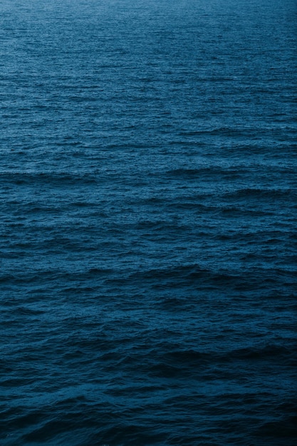 Photo la surface ondulante de la mer bleue profonde photo