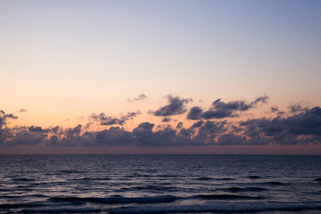 La surface ondulée de la mer lors d'un vent fort