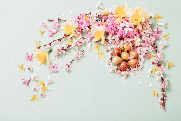 Surface de Pâques avec des oeufs et des fleurs