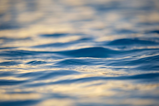 Surface de paysage marin en gros plan d'eau de mer bleue avec de petites vagues d'ondulation.
