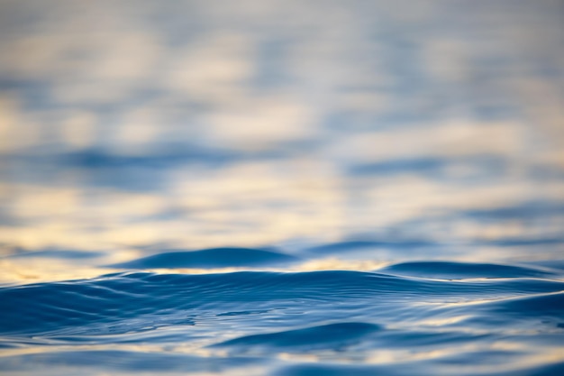 Surface de paysage marin en gros plan d'eau de mer bleue avec de petites vagues d'ondulation.