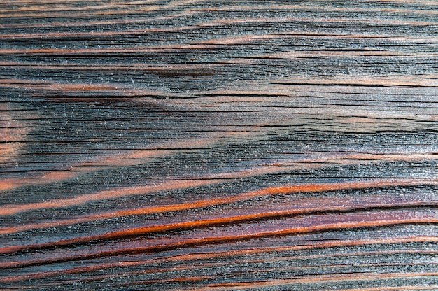 La surface de la planche de bois traitée avec une composition d'huile de cire