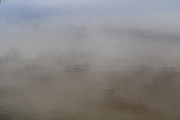 Photo surface de la rivière avec débit d'eau