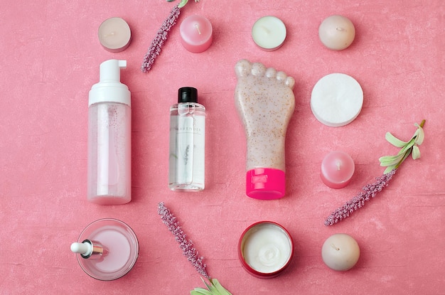 Sur une surface rose accessoires cosmétiques