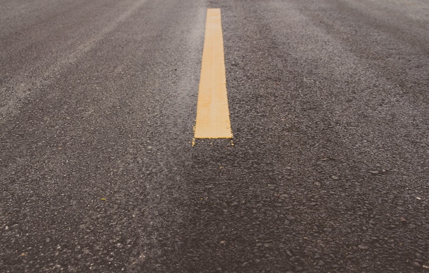 Surface de la route asphaltée avec ligne jaune