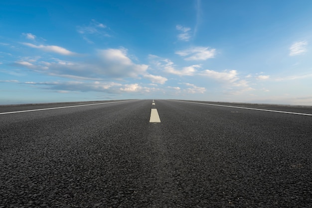 Surface de la route et paysage naturel du ciel