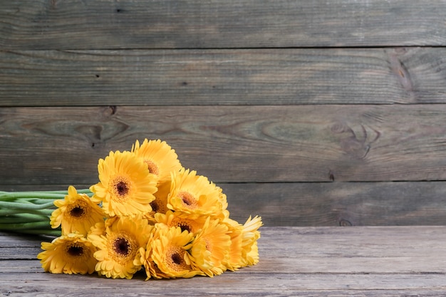 Surface rustique avec des fleurs