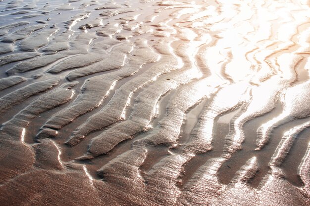 surface de sable avec le soleil du matin.